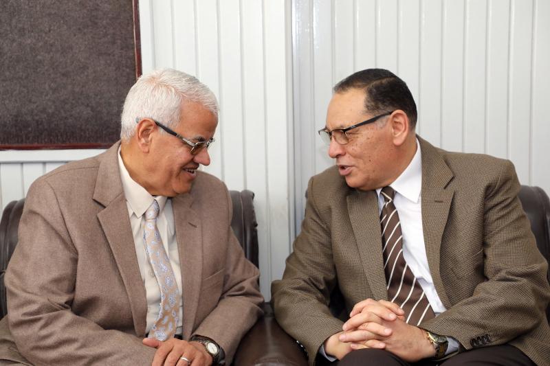 محافظ الشرقية يهنئ نائب رئيس هيئة النيابة الإدارية