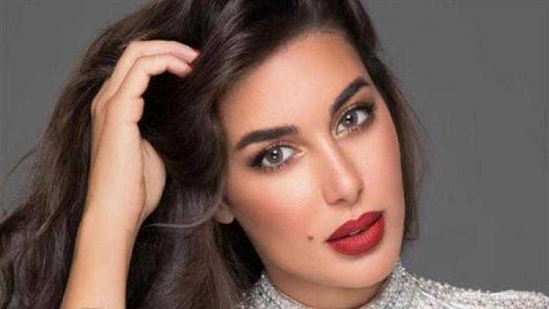 ياسمين صبري ببدلة أنيقة وملامح جذابة