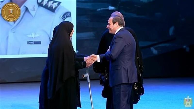 الرئيس السيسي لأمهات الشهداء: بفضل الله وأبنائكم تحقق حلم القضاء على الإرهاب