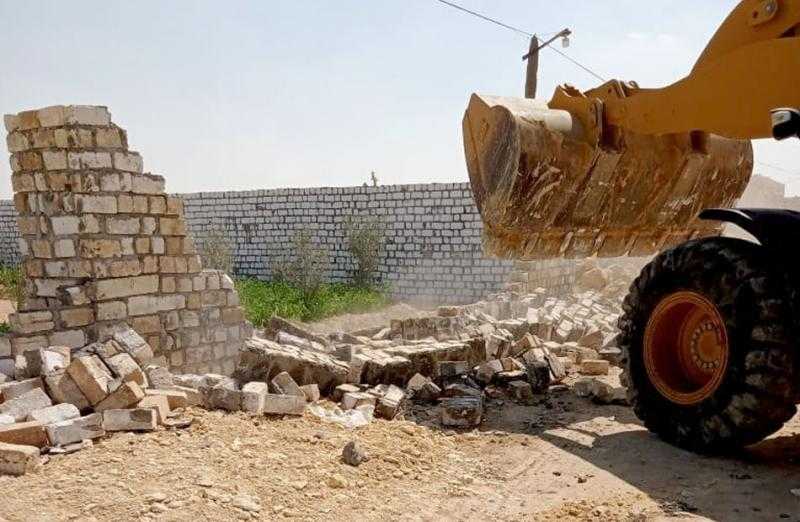 إزالة 3 حالات تعدٍ بالبناء على أراضٍ بإطسا بالفيوم