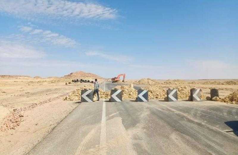 مدينة سيوة: غلق طريق قرية أبو شروف لاستكمال حفر قناة الصرف المفتوحة