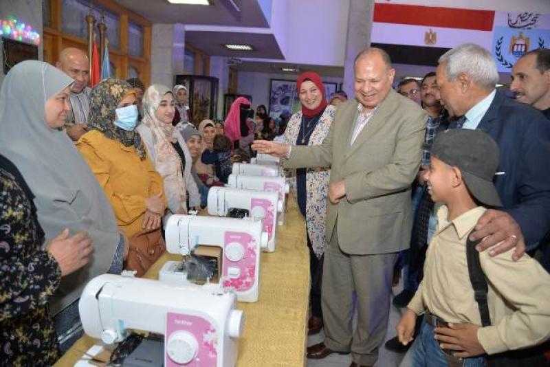 محافظ أسيوط يسلم 22 ماكينة خياطة للسيدات المعيلات وذوات الهمم