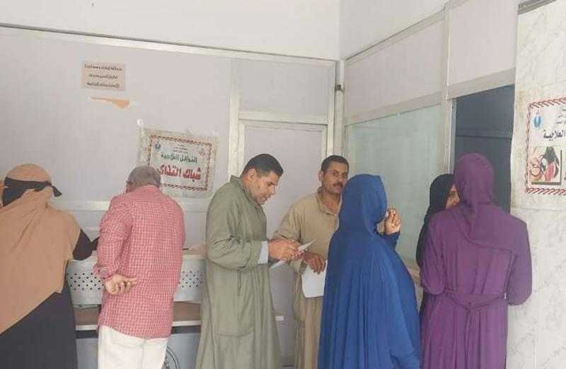 الكشف على357 مواطنا خلال قافلة طبية في «المستعمرة الصحية» بالقصير| صور