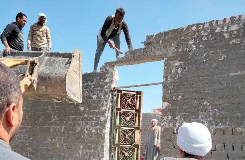 إزالة 6 حالات تعدٍ بالبناء على أراضٍ بـ ”إطسا” في الفيوم| صور
