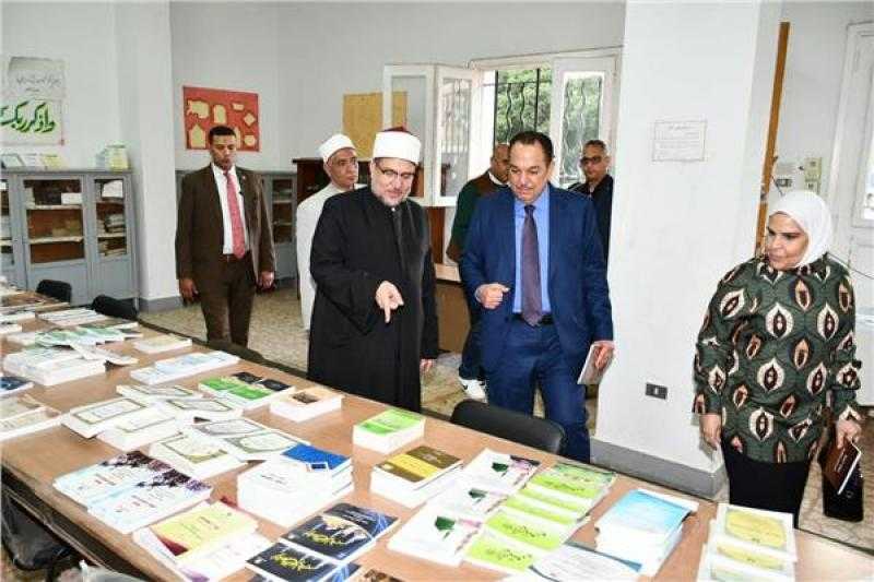وزير الأوقاف وسفير الكويت يتفقدان معرض مكتبة معسكر ”أبو بكر الصديق” بالإسكندرية