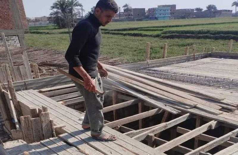 إزالة حالتي تعد بالبناء المخالف بمركز دار السلام في سوهاج