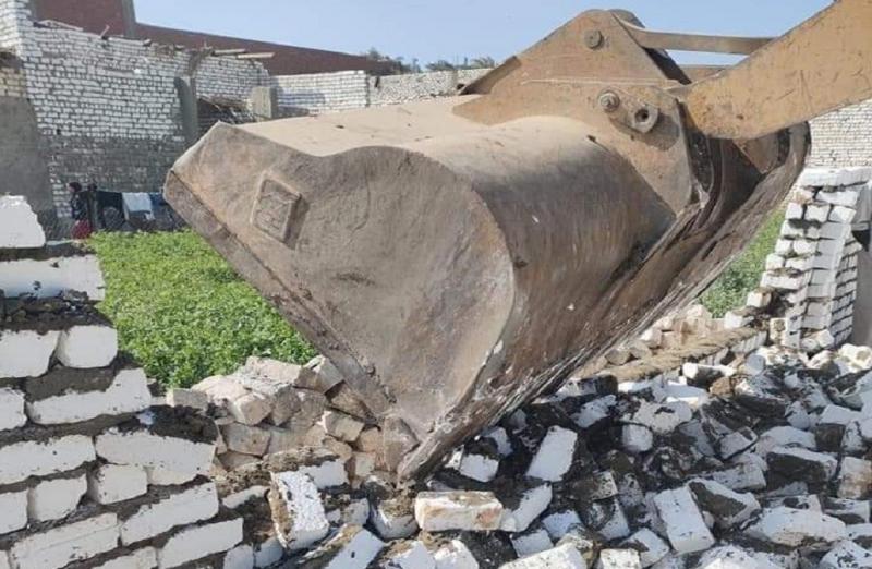 إزالة 6 حالات تعد وبناء في قطور بالغربية