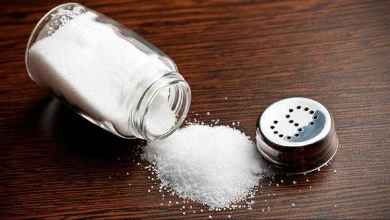 طبيب يحذر من الإفراط في تناول الملح