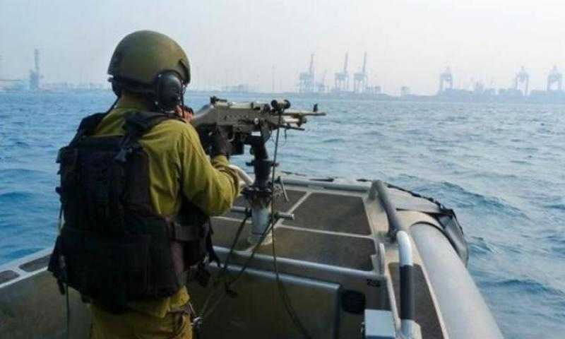 بحرية الاحتلال الإسرائيلي تهاجم صيادين فلسطينيين في بحر خان يونس