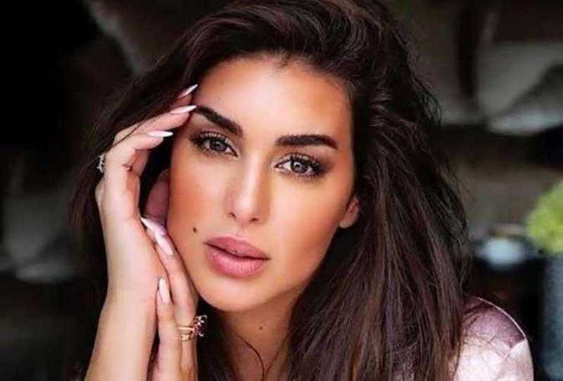 ياسمين صبري زهرة ساحرة بحبات الكريستال اللامع