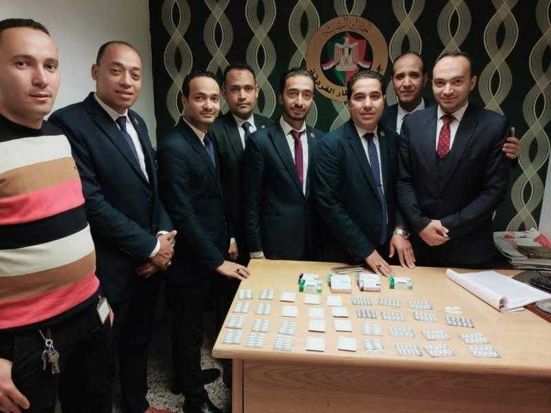 جمارك مطار الغردقة الدولى تضبط محاولة تهريب عدد من الأقراص المخدرة | صور