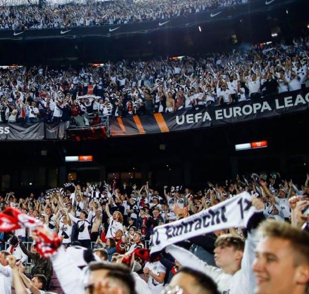 فرانكفورت يطالب يويفا بالتدخل في أزمة مباراته مع نابولي