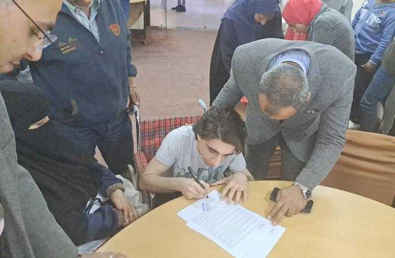 ”القوى العاملة”: تسليم عقود عمل لذوي الهمم بالشرقية