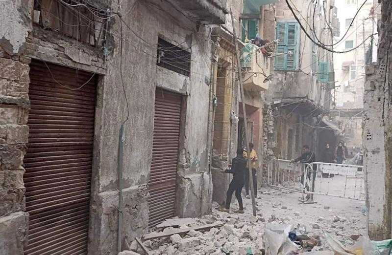إزالة أجزاء خطرة من عقارين متصدعين في حي الجمرك بالإسكندرية| صور