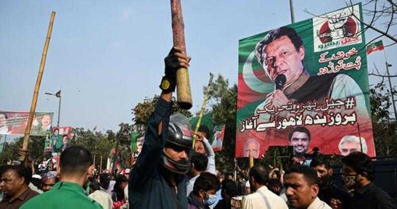 عمران خان يتعهد بالمثول أمام المحكمة غدا السبت