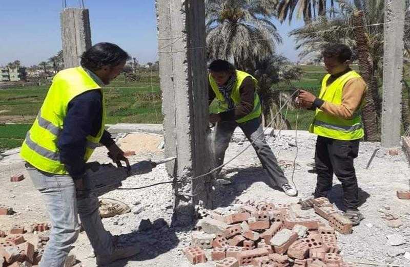 إزالة 8 حالات بناء مخالف على أملاك الدولة في مركز طهطا بسوهاج| صور