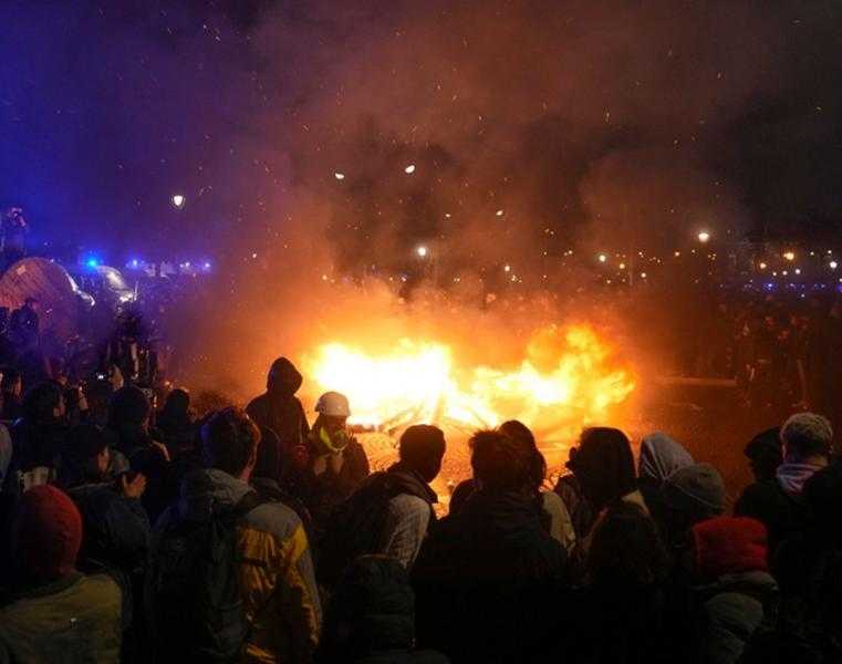 الاحتجاجات المناهضة لإصلاح نظام التقاعد بفرنسا تتسبب في إغلاق الطرق