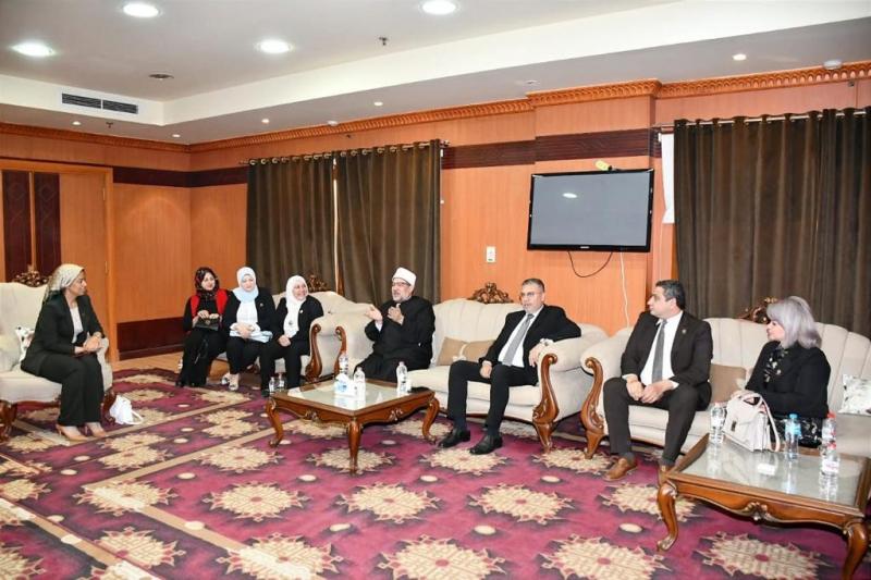 وزير الأوقاف يلتقي وفدًا من أعضاء تنسيقية شباب الأحزاب بأكاديمية الأوقاف الدولية | صور