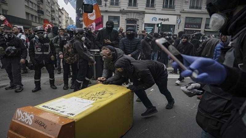 وزير المالية الفرنسي: تطبيق قانون المعاشات رغم الاحتجاجات