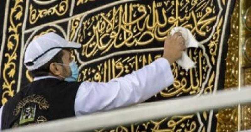 صيانة كسوة الكعبة المشرفة استعدادًا لشهر رمضان المبارك