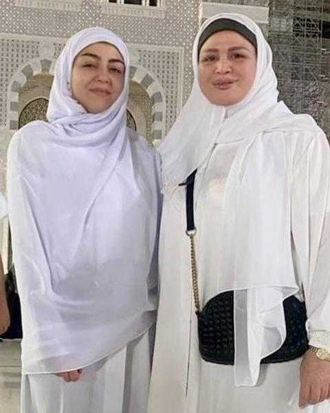 إلهام شاهين وابنة شقيقتها تؤديان مناسك العمرة.. صور