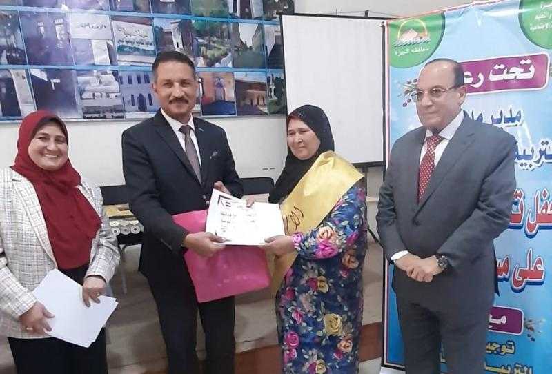 مدير تعليم الجيزة يكرم الأمهات المثاليات بالإدارات التعليمية.. صور