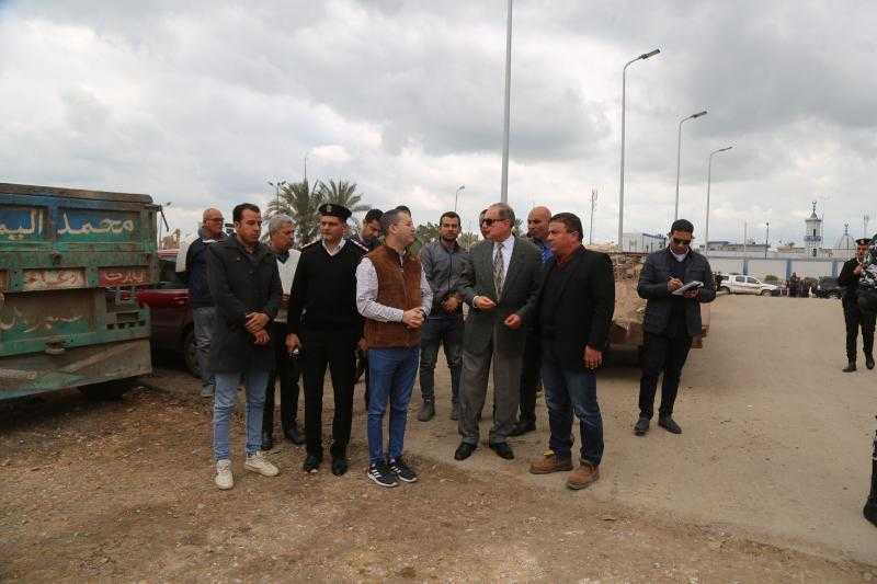 محافظ كفر الشيخ يتفقد مشروعات توسعة الطرق وتبطين الترع ورفع مياه الأمطار.. صور