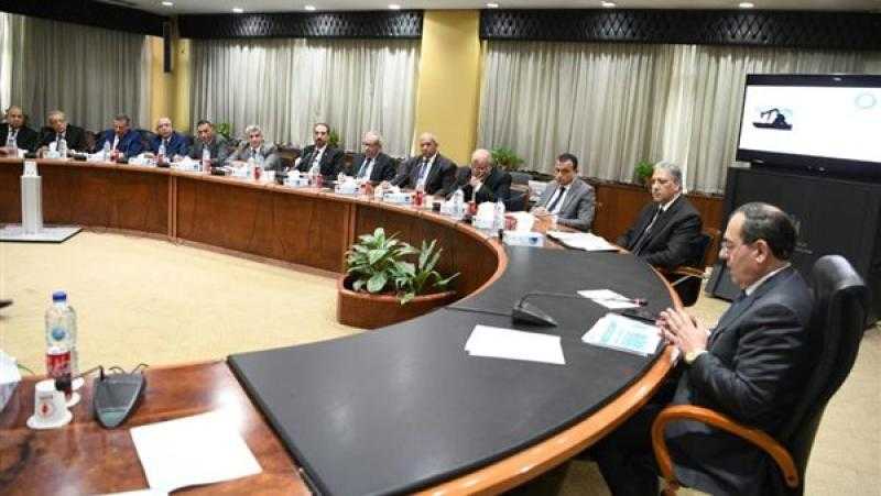 وزير البترول يجتمع بمسئولي عدد من الشركات للإسراع بتنفيذ خطط زيادة الإنتاج