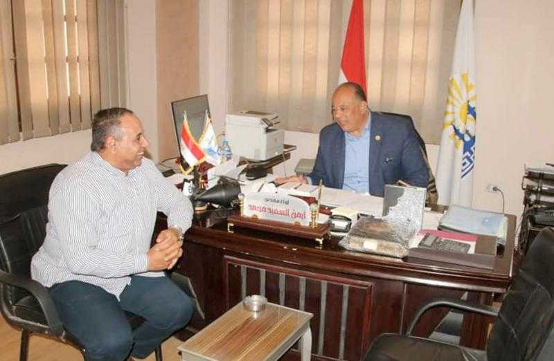 رئيس حي مصر القديمة يبحث سبل خدمة المواطنين مع أعضاء النواب