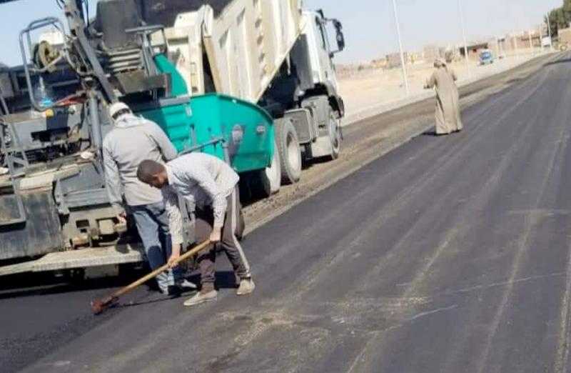 بدء أعمال الرصف بشارع هيكل واستمرار أعمال التطوير بالقصير