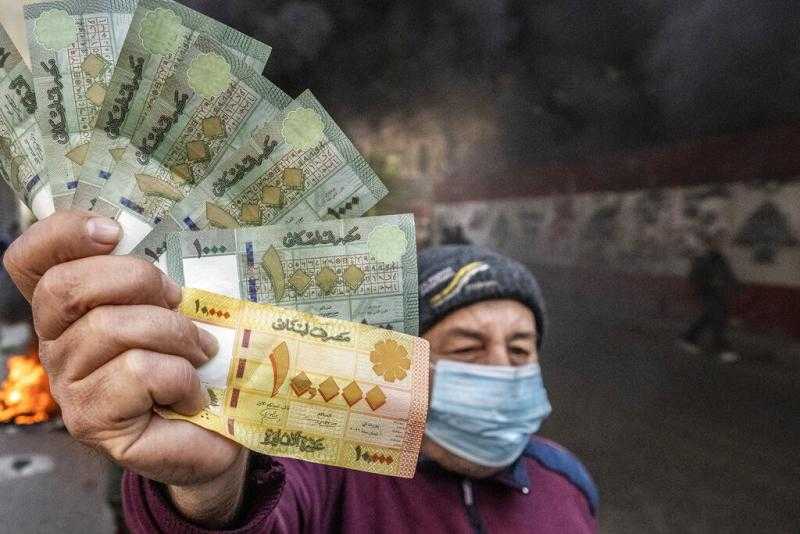 لبنان.. قطع طرقات وإغلاق الصيدليات ومحطات الوقود وسط تدهور الليرة