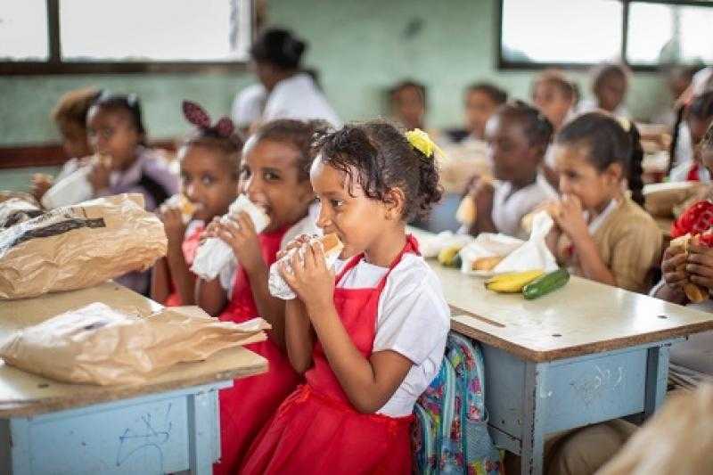 الغذاء العالمي: 370 مليون طفل بالعالم فقدوا إمكانية الحصول على الوجبات المدرسية خلال كورونا