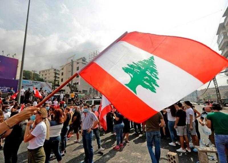 لبنانيون يحتجون على ارتفاع سعر صرف الدولار وتردي الأوضاع المعيشية