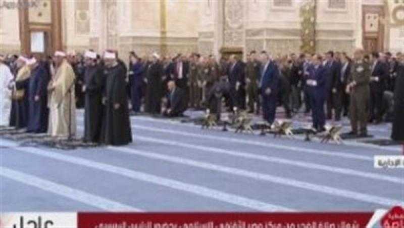 الرئيس السيسي يؤدي صلاة الفجر في مركز مصر الثقافي الإسلامي بالعاصمة الإدارية