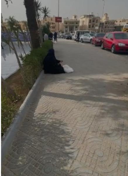 فيديو لسيدة تفترش الطريق للتسول في أحد شوارع القاهرة يثير غضب رواد السوشيال ميديا