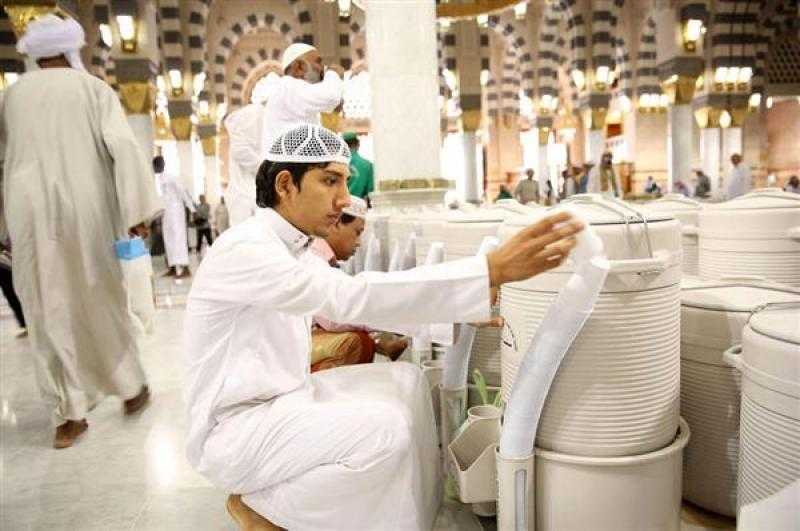 السعودية: مليونا عبوة ماء زمزم تُوَزَّعُ على قاصدات المسجد النبوي خلال شهر رمضان