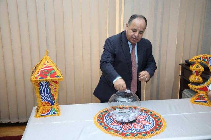 وزير المالية يشهد إجراء قرعة الحج بين العاملين بالوزارة
