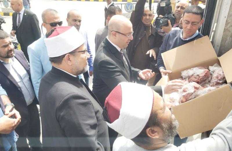 وزير الأوقاف ومحافظ بني سويف يشهدان توزيع لحوم «صكوك الإطعام» على الأسر الأولى بالرعاية