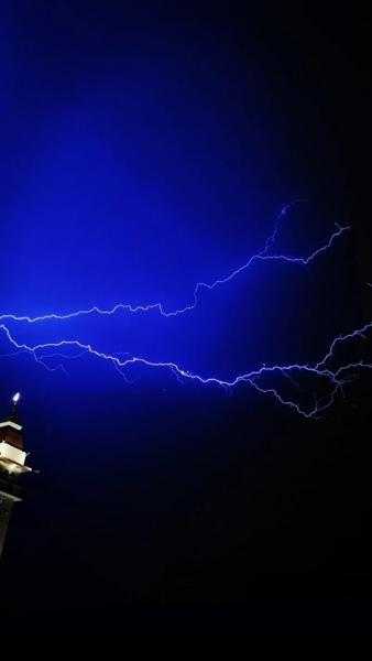 البرق والرعد ينيران سماء القليوبية وسط أمطار متوسطة.. صور