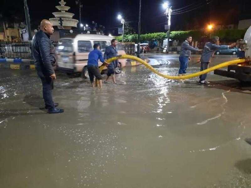 رئيس مدينة أشمون بالمنوفية يتابع التعامل الفوري مع مياه الأمطار.. صور