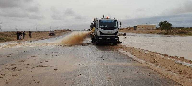 جهود لإزالة تراكمات مياه الأمطار من شوارع وطرق مطروح| صور