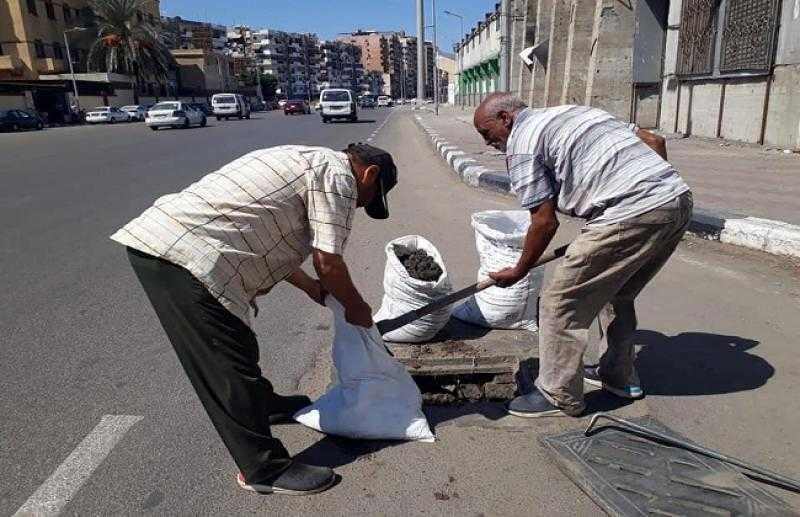 تطهير مخرات السيول في القاهرة لمواجهة اضطرابات الطقس