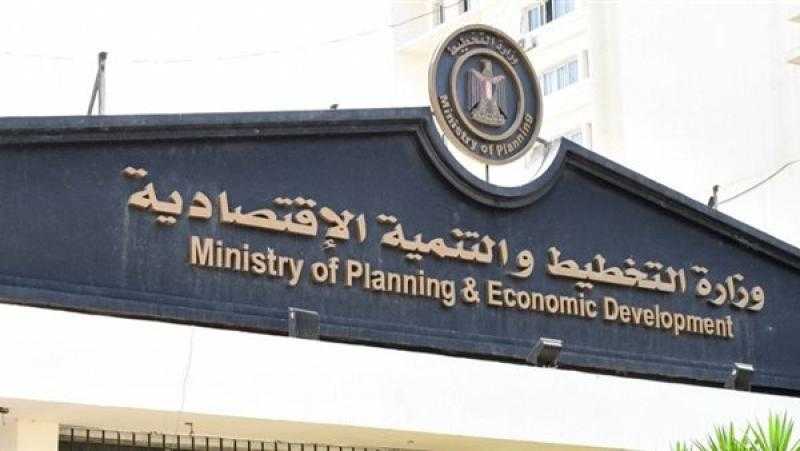 نائب وزيرة التخطيط يناقش الخطة الاستثمارية لوزارة الاتصالات للعام المالي 2023/2024