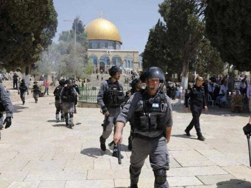 قوات الاحتلال تقتحم المسجد الأقصى وتقمع المصلين المعتكفين وتخرجهم بالقوة