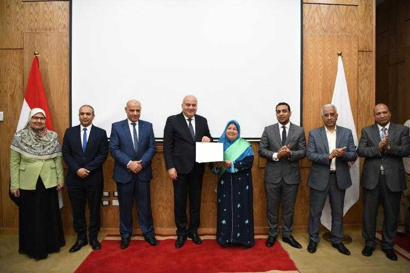 محافظ قنا يكرم الأمهات المثاليات في احتفالية بديوان عام المحافظة