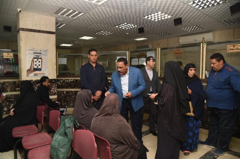محافظ مطروح يطمئن على تيسير الخدمات بالمركز التكنولوجي لخدمة المواطنين|صور