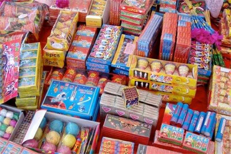 بحوزته مليون صاروخ.. ضبط صحاب مخزن للألعاب النارية في منشأة ناصر