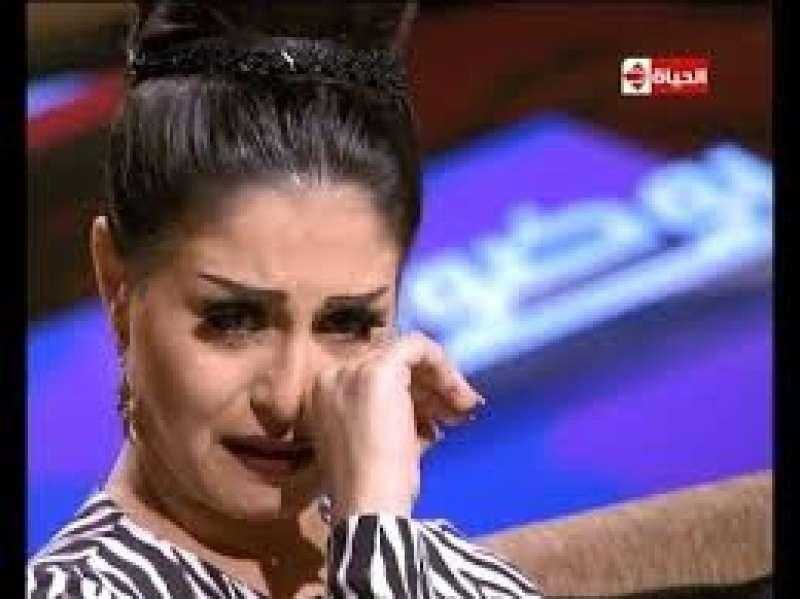 منة فضالي باكية: أمي فقدت بصرها
