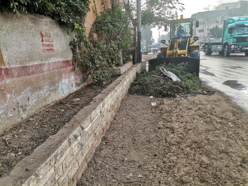رئيس مدينة الأقصر يتفقد أعمال رفع كفاءة النظافة بالشوارع والميادين