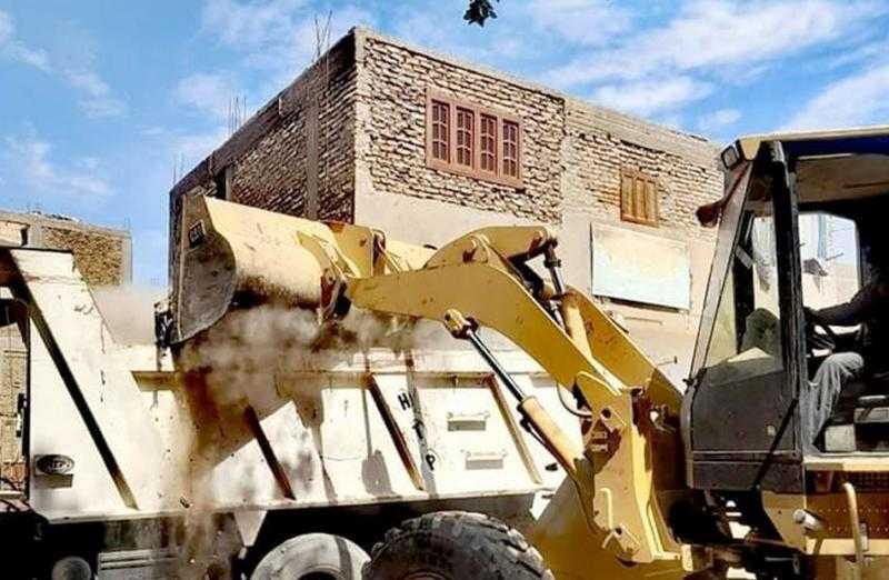 رئيس مدينة الأقصر يتفقد أعمال النظافة الجارية في المدينة